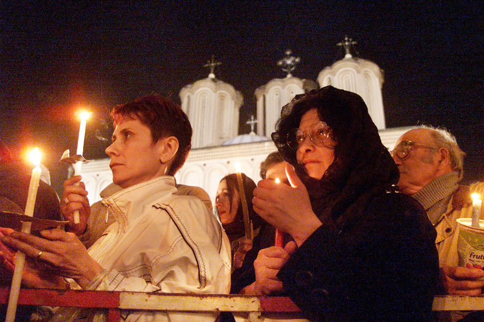 Sute de credincioşi ortodocşi asistă la slujba de Înviere, oficiată de IPS Teoctist, în Bucureşti, 12 aprilie 2004.
