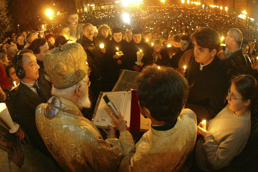Credincioşi ortodocşi asistă la slujba de Înviere, în Timişoara, 1 mai 2005.