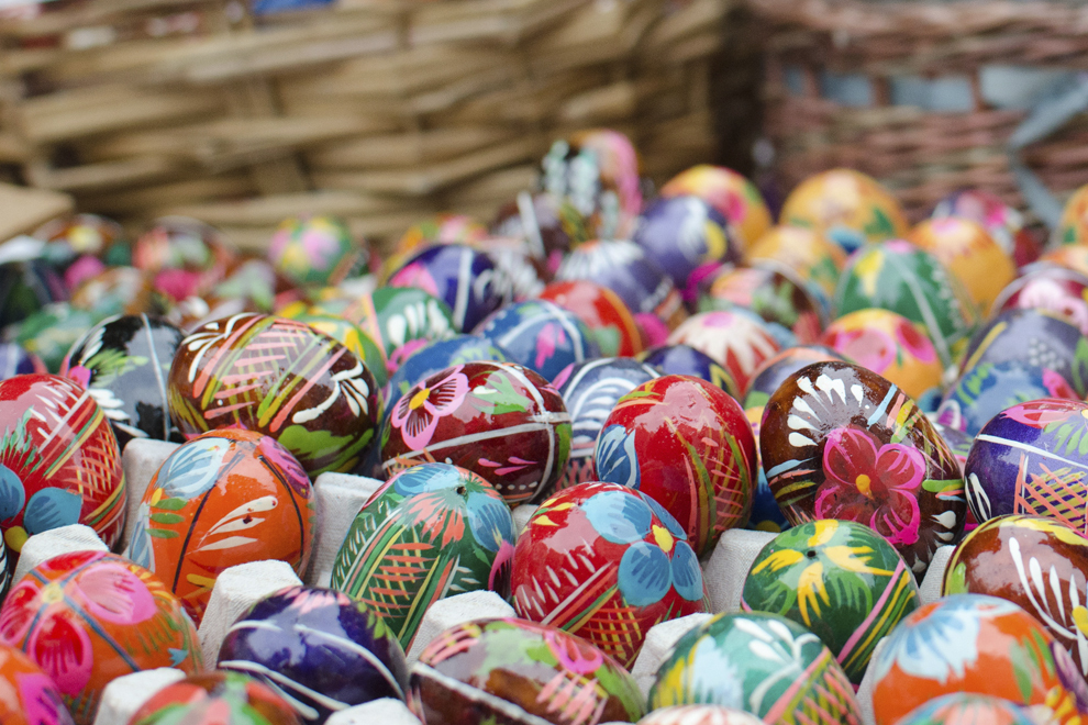 Ouă încondeiate sunt expuse spre vânzare în cadrul unui târg de Paşti, în Viena, sâmbătă, 5 aprilie 2014.