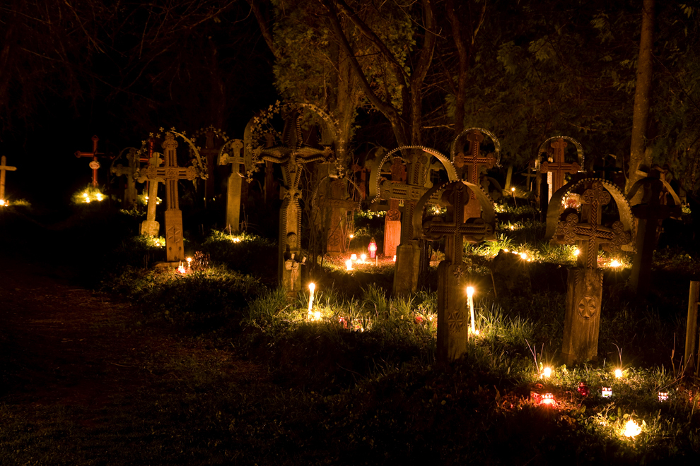 Lumânări sunt aprinse pe morminte, în Noaptea de Înviere, în cimitirul din localitatea Breb, comuna Ocna Şugatag, 24 aprilie 2011.