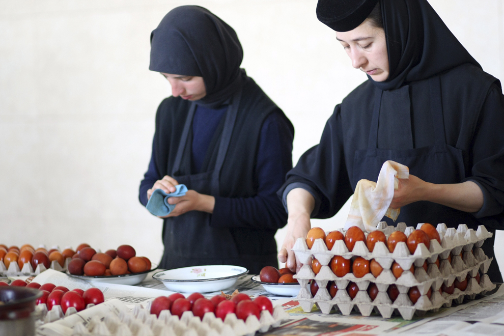 Măicuţele de la Mânăstirea Şag Timişeni (14 km de Timişoara) înroşesc ouă pentru pelerinii care sunt aşteptaţi de Paşti, în Vinerea Mare, 22 aprilie 2011.