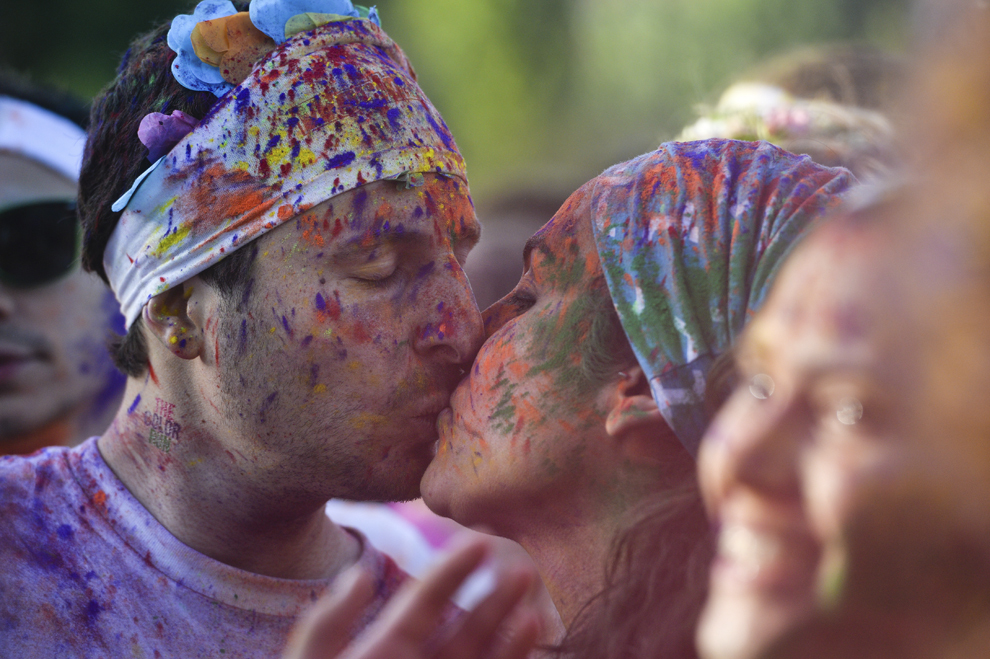 Doi tineri se sărută la finalul maratonului 5K "Color Run", în parcul Tineretului din Bucureşti, sâmbătă, 26 aprilie 2014.
