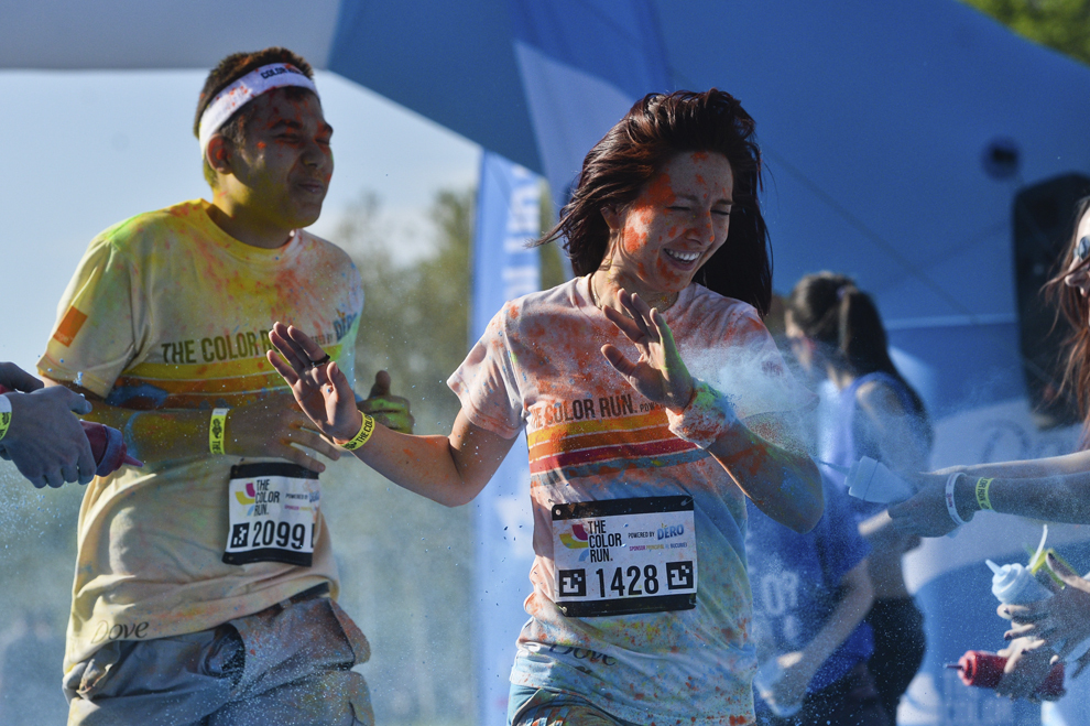 Persoane aleargă în timpul maratonului 5K "Color Run", în parcul Tineretului din Bucureşti, sâmbătă, 26 aprilie 2014.