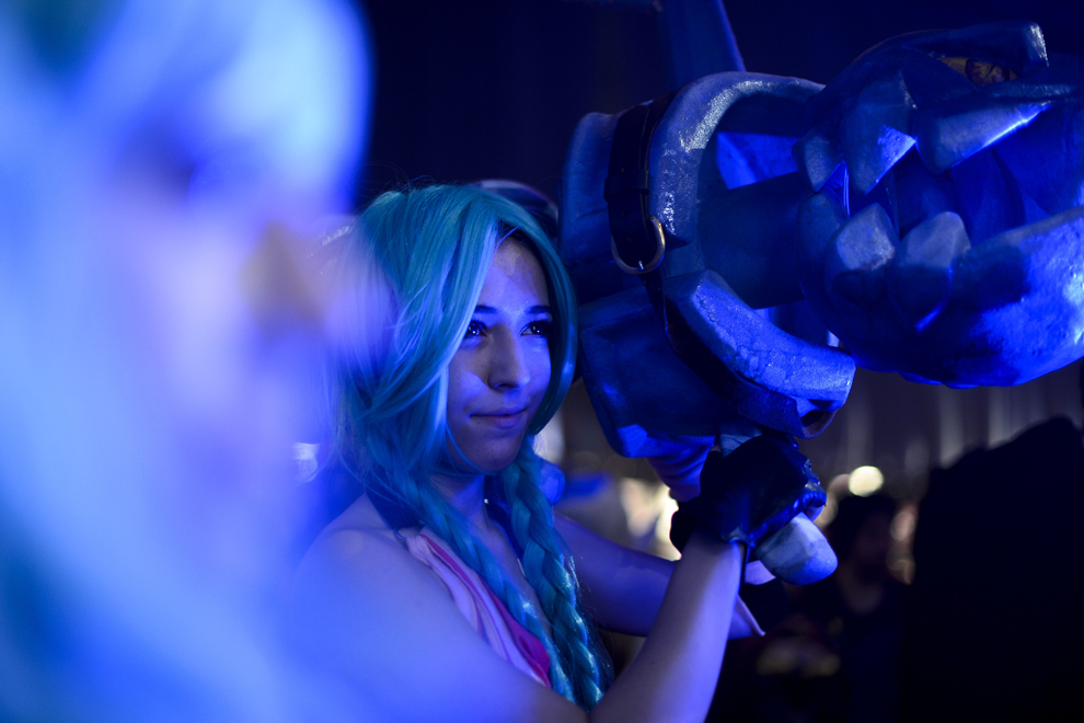 O tânără costumată în personajul Jinx din jocul League of Legends asteaptă să urce pe scena, în cadrul concursului de cosplay din timpul DreamHack 2014, în Bucureşti, duminică, 27 aprilie 2014.