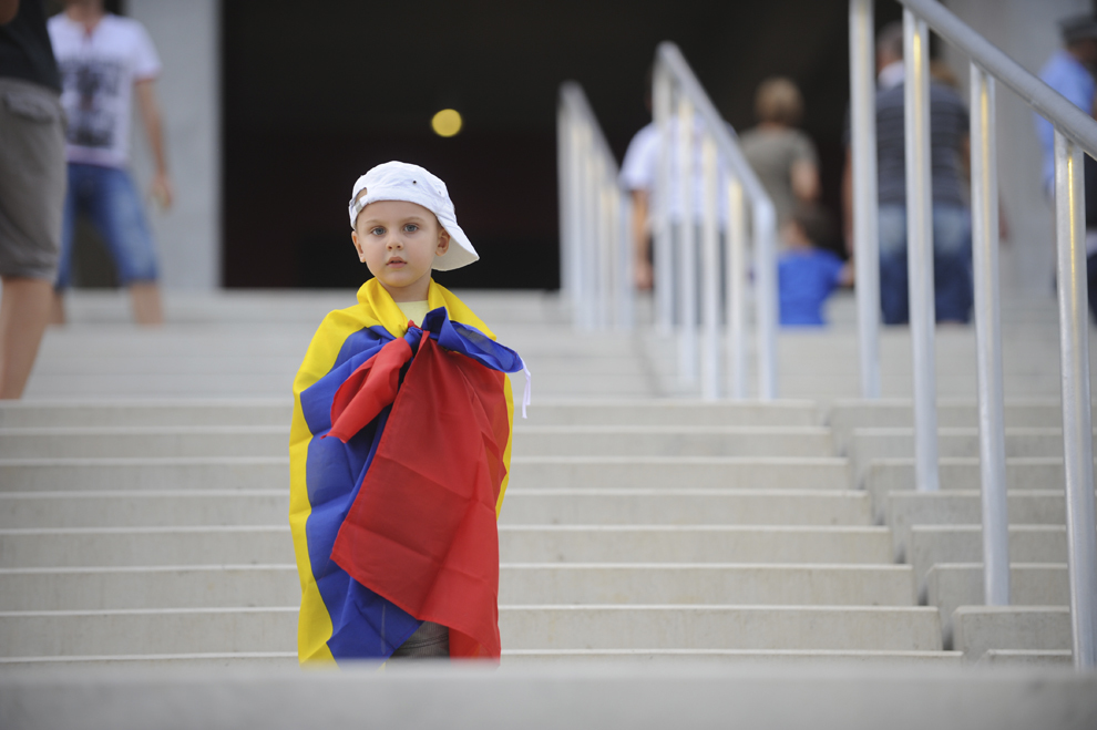 Un copil, suporter al reprezentativei României, ţine tricolorul naţional, înainte de a intra la meciul cu reprezentativa Franţei, din cadrul Grupei D a preliminariilor Campionatului European de fotbal, editia 2012, în Bucureşti, marţi, 6 septembrie 2011.