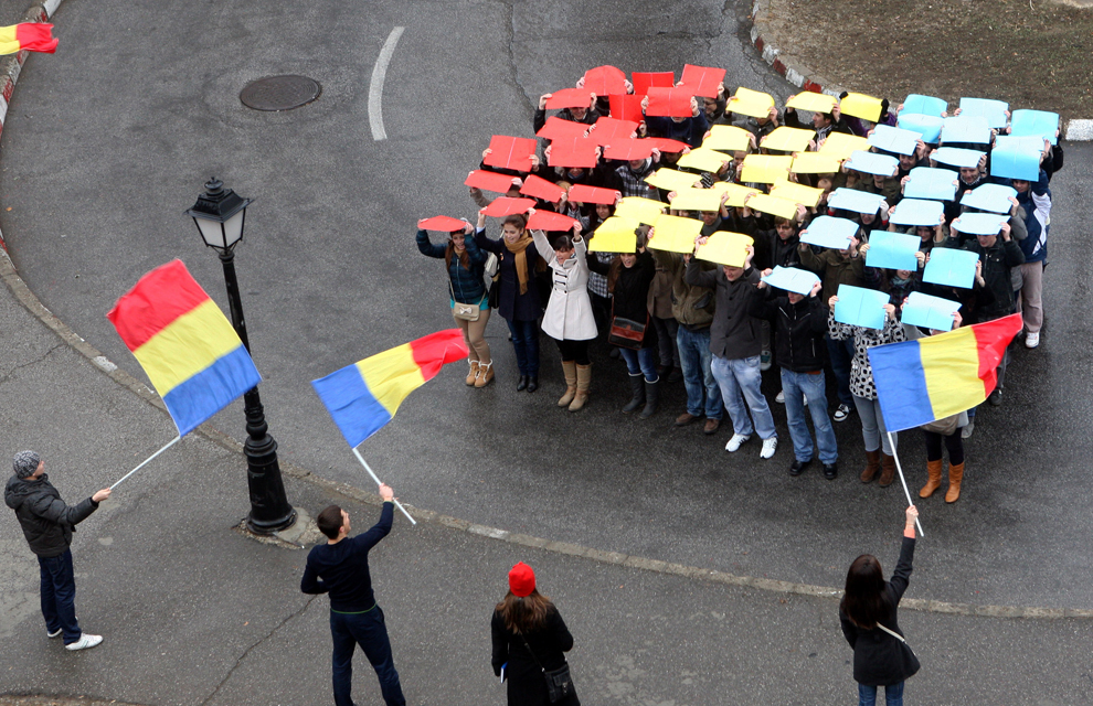 Asociaţia Tinerilor Români din Afara Graniţelor (ATRAG) în parteneriat cu Organizaţia Studenţilor la Studii Europene Iaşi (O.S.S.E.I.), Asociaţia Studenţilor Francofoni Iaşi (ASFI), Asociaţia Studenţilor Europeni Iaşi (AEGEE), Board of European Students of Technology (BEST) Iaşi, realizează un tricolor, în cadrul unui flash mob prin care marchează 93 de ani de la Marea Unire din 1918, în Iaşi, joi, 1 decembrie 2011.