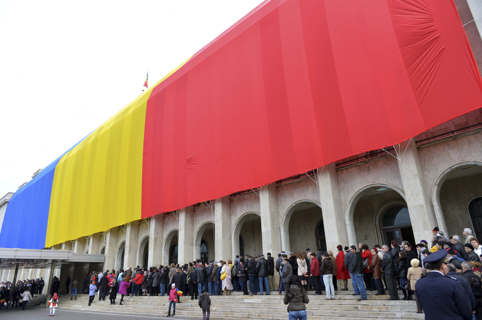 Mai multe persoane stau la coadă pentru a vizita Palatul Victoria, cu ocazia Zilei Porţilor Deschise organizată de Ziua Naţionala a României, în Bucureşti, sâmbătă, 1 decembrie 2012.