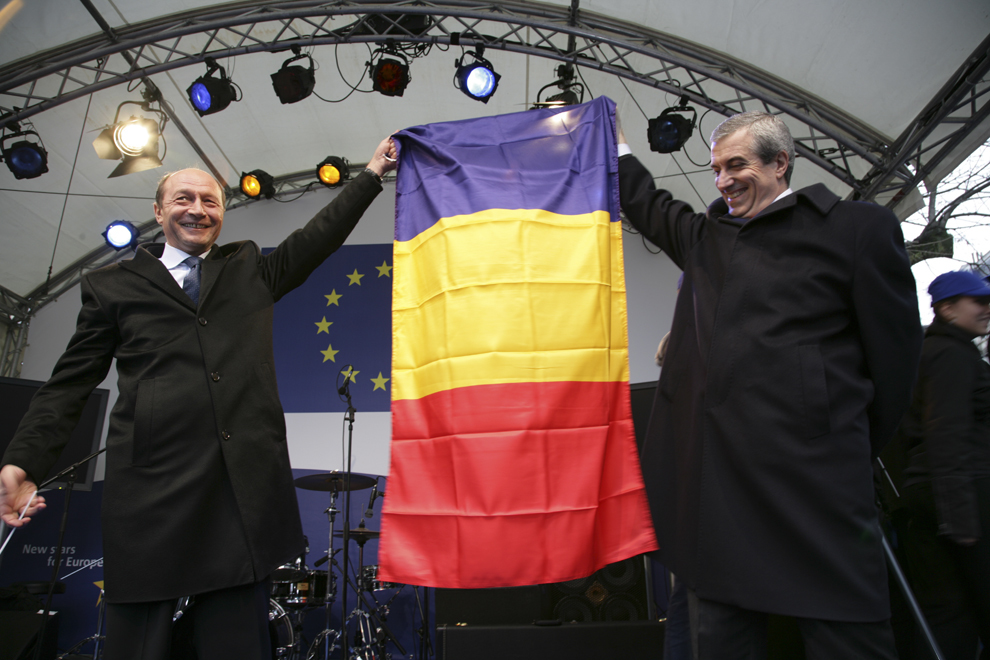 Preşedintele României, Traian Băsescu (S) şi premierul Călin Popescu Tăriceanu (D) ţin tricolorul României, înainte de spectacolul dedicat aderării României şi Bulgariei la UE, care a avut loc în Piaţa St. Madeleine din centrul Bruxelles-ului, joi, 14 decembrie 2006.