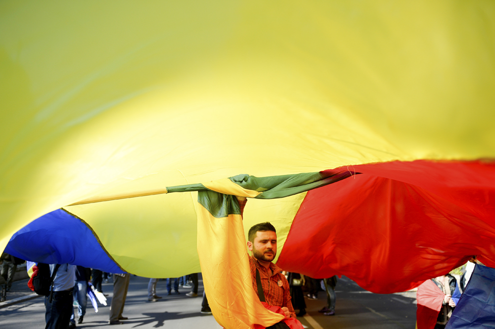 Persoane participă la un marş pentru unirea Basarabiei cu România, în Bucureşti, duminică, 20 octombrie 2013.