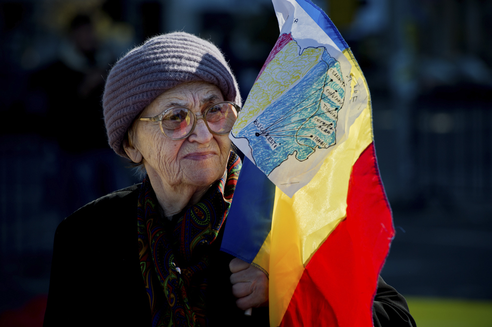 O femeie ţine în mână un steag, în timpul unei manifestaţii pentru unirea Basarabiei cu România, "Marşul pentru Basarabia", organizat de Platforma Civica Acţiunea 2012, în Bucureşti, duminică, 20 octombrie 2013.