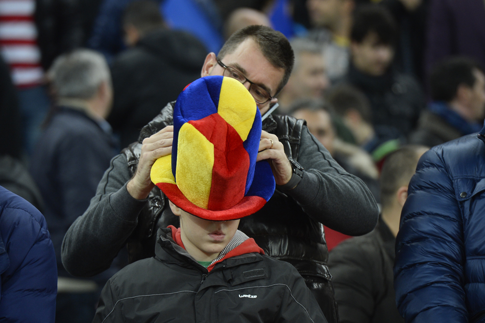 Unui suporter al Naţionalei României îi este aranjat un joben în culori tricolore, în meciul cu selecţionata Greciei, din play-off-ul de calificare la turneul final al Cupei Mondiale din 2014, în Bucureşti, marţi, 19 noiembrie 2013.