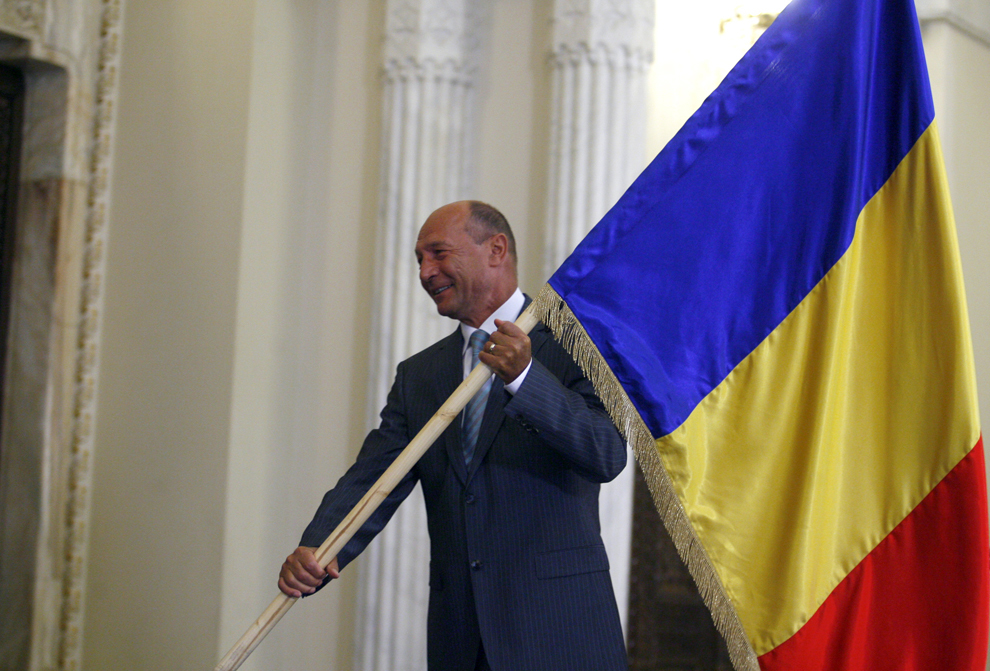 Preşedintele Traian Băsescu primeşte un drapel cu semnături de la preşedintele COR, Octavian Morariu (nu este prezent în imagine), la festivitatea de premiere a sportivilor care au obtinut rezultate deosebite la Jocurile Olimpice de la Beijing, în Bucureşti, miercuri, 27 august 2008.