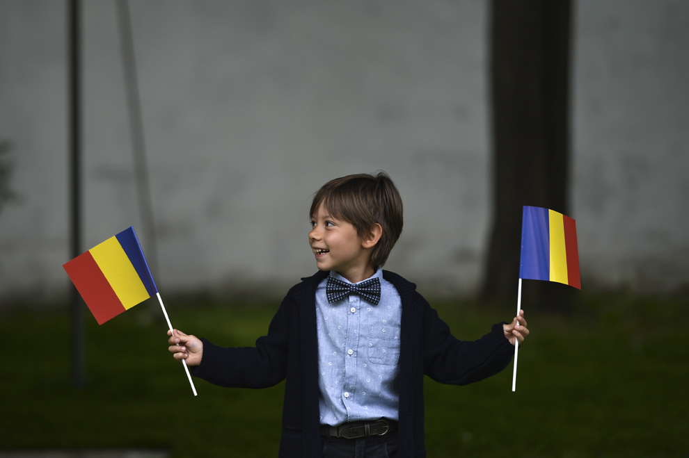 Un baieţel se joacă cu steguleţe în culorile drapelului naţional, în timpul celei de-a V-a ediţii a Garden Party, cu ocazia sărbătorii Zilei Regalităţii, la Gradina Palatului Elisabeta din Bucureşti, sâmbătă, 10 mai 2014.