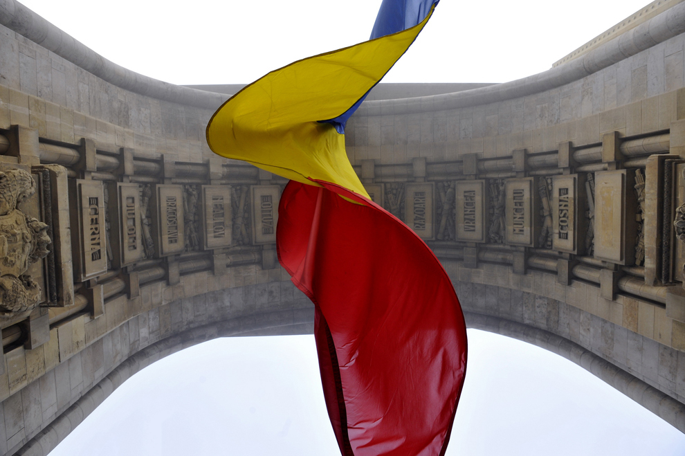 Un steag flutură sub Arcul de Triumf, cu ocazia manifestărilor dedicate împlinirii a 150 de ani de la Unirea Principatelor Române, în Bucureşti, sâmbătă, 24 ianuarie 2009.