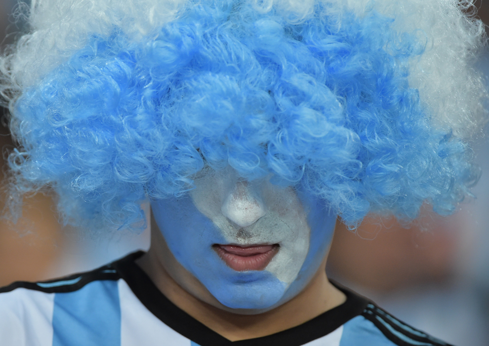 Un fan argentinian îşi încurajează echipa favorită înaintea începerii meciului dintre Argentina şi Bosnia-Herzegovina, pe stadionul Maracana din Rio de Janeiro15 iunie, 2014.