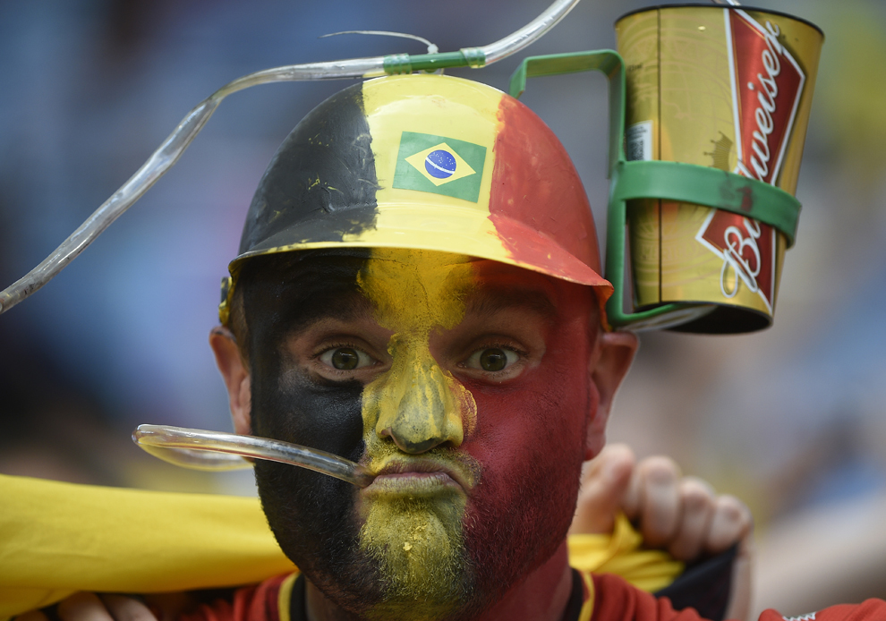 Un fan al Belgiei bea bere în timp ce aşteaptă începerea meciului dintre Belgia şi Rusia, in Rio de Janeiro, 22 iunie, 2014.