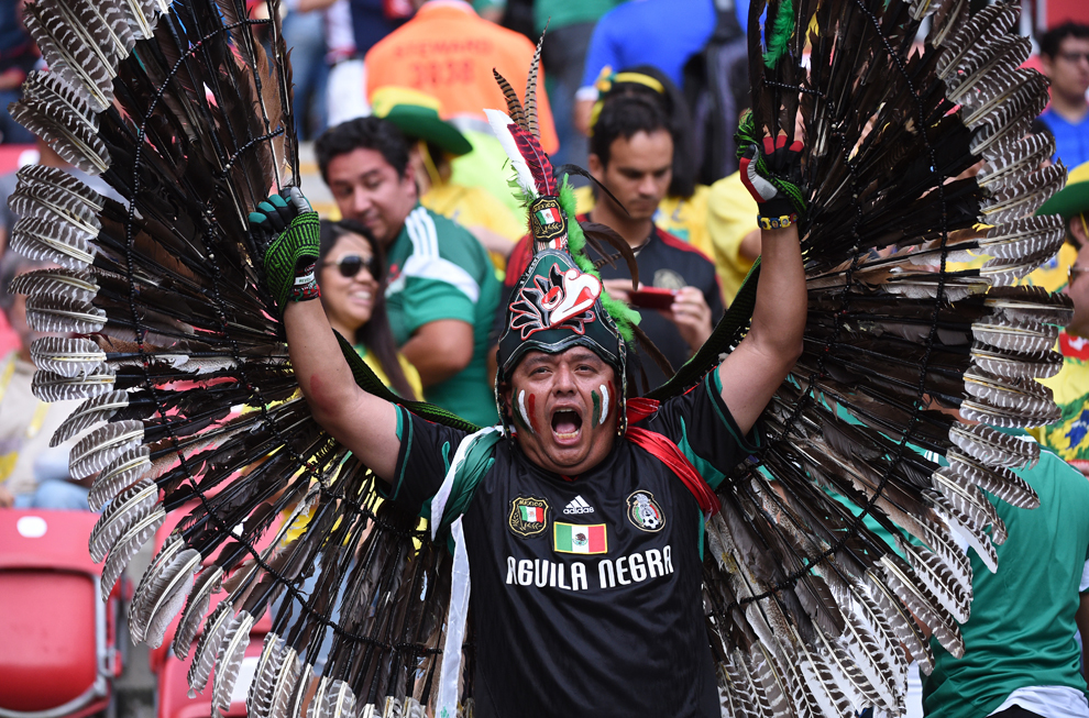 Un fan al Mexicului care poartă aripi poate fi văzut înaintea meciului dintre Croaţia şi Mexic, în Recife, 23 iunie, 2014.