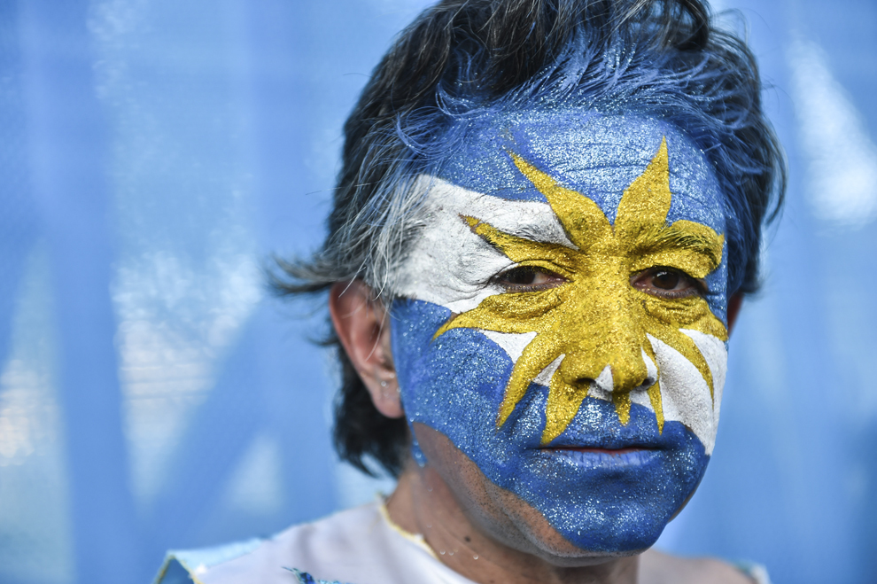 Un fan argentinian pozează în faţa stadionului Maracana din Rio de Janeiro15 iunie, 2014.