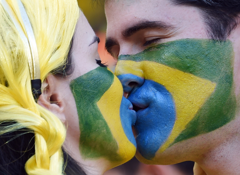 Suporteri ai Braziliei se sărută înaintea începerii meciului dintre Brazilia si Chile, pe stadionul Mineirao din Belo Horizonte, 28 iunie 2014.