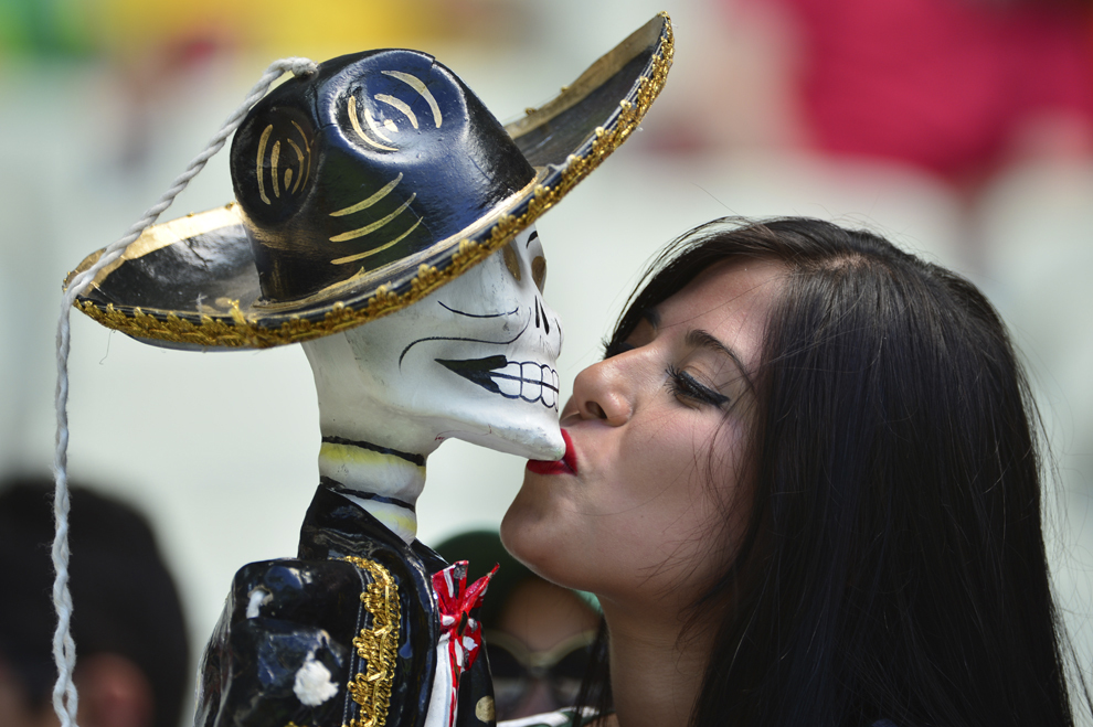 Un suporter mexican sarută o marionetă înaintea meciului dintre Mexic şi Olanda din cadrul Campionatului Mondial de Fotbal, pe stadionul Castelao din Fortaleza, 29 iunie, 2014.