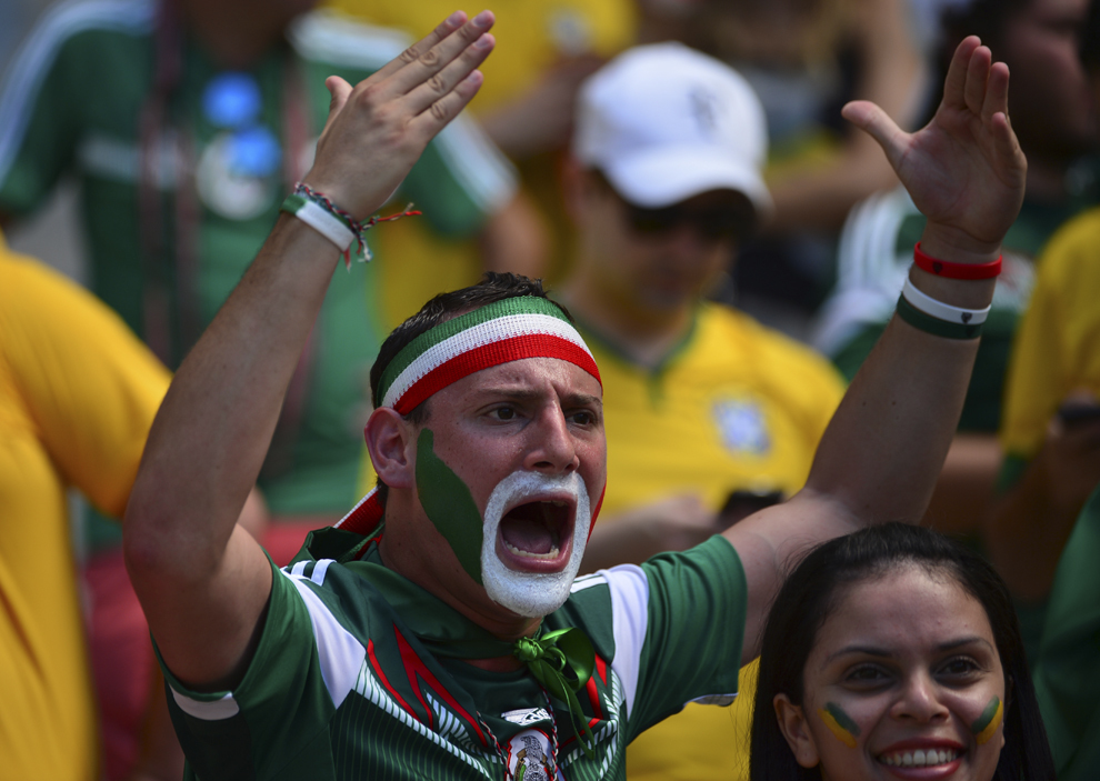 Un suporter mexican reacţioneză  înaintea meciului dintre Mexic şi Olanda din cadrul Campionatului Mondial de Fotbal, pe stadionul Castelao din Fortaleza, 29 iunie, 2014.