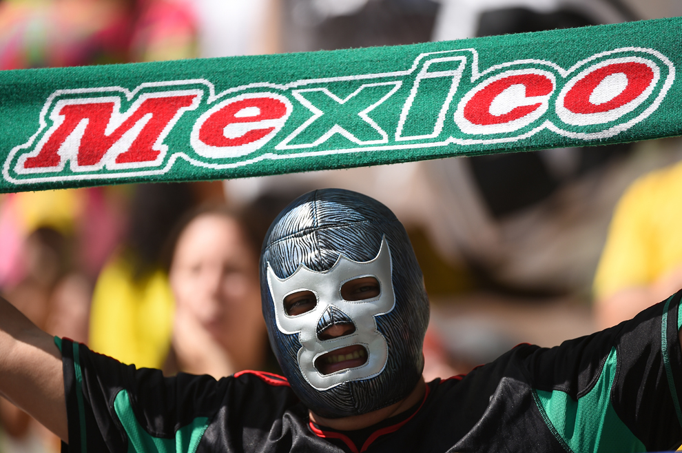 Un suporter îşi încurajează echipa naţională înaintea meciului dintre Mexic şi Olanda din cadrul Campionatului Mondial de Fotbal, pe stadionul Castelao din Fortaleza, 29 iunie, 2014.