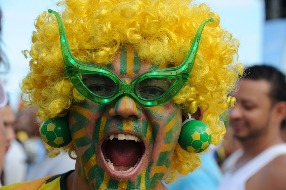 Suporteri ai diferitelor echipe naţionale de fotbal se adună la Festivalul Fanilor, în Rio de Janeiro, Brazilia, 12 iunie, 2014.