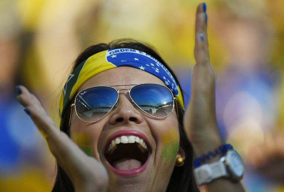Un suporter al Braziliei îşi încurajează echipa înaintea meciului dintre Brazilia şi Croaţia din Grupa A a Cupei Mondiale la Fotbal, in Sao Paolo, 12 iunie, 2014.