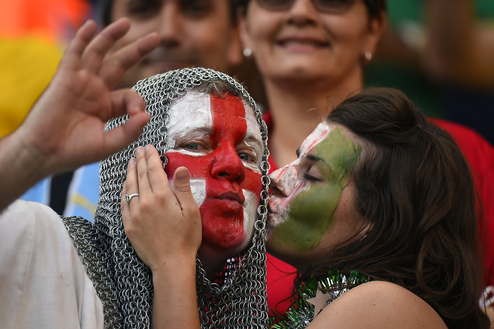 Un suporter al Italiei (D) sarută un fan al Angliei înaintea meciului dintre Italia si Anglia desfăşurat pe stadionul Amazonia din Manaus, 14 iunie, 2014.