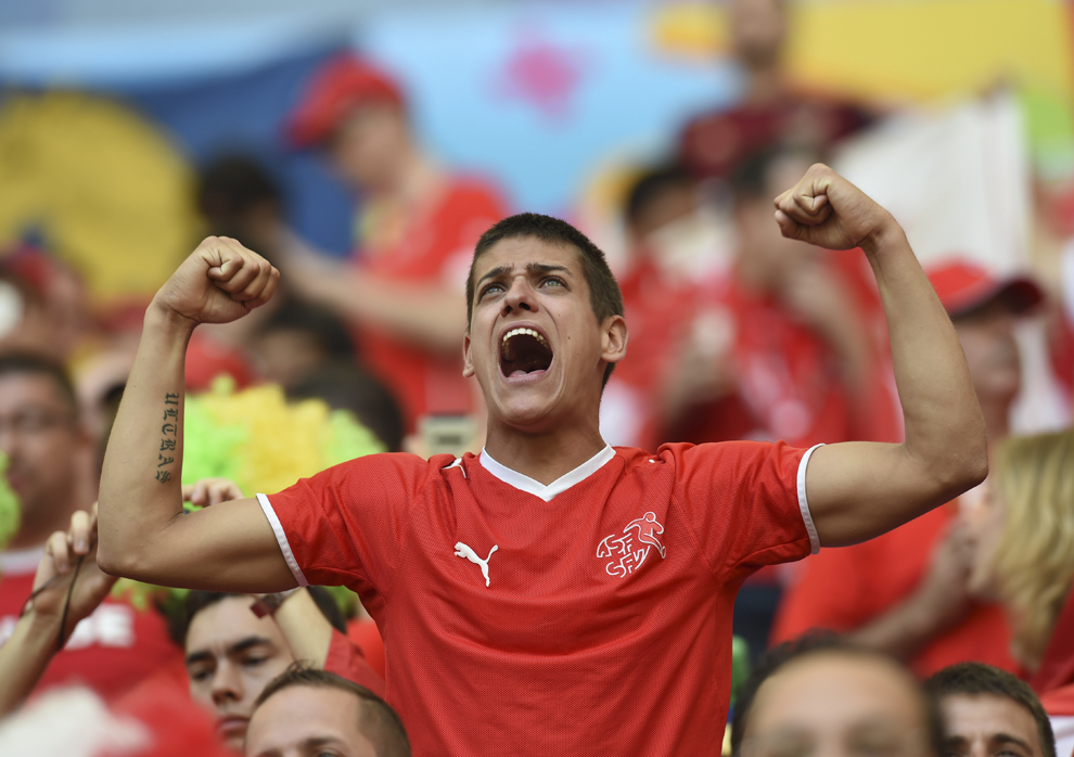 Un fan al Elveţiei reacţionează în timpul Cupei Mondiale la Fotbal, în stadionul naţional Mane Garrincha, brasilia, 15 iunie 2014.