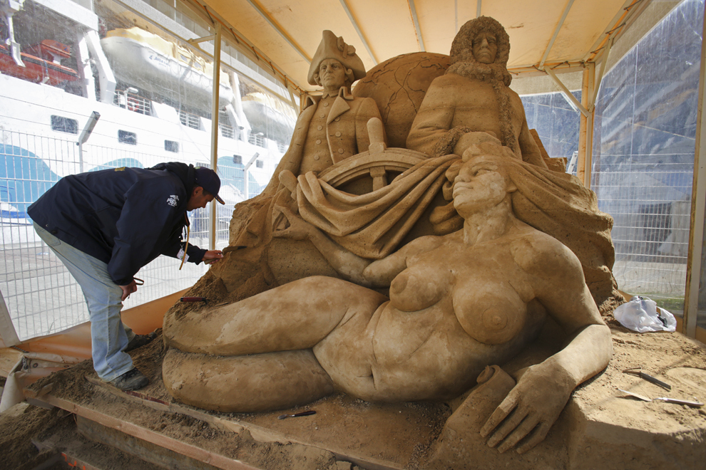 Polonezul Wiaczeslav Borecki lucrează la o sculptură de nisip cu tema “Discoverer of the world” în Rostock-Warnemuende, Germania, marţi, 13 mai 2014.