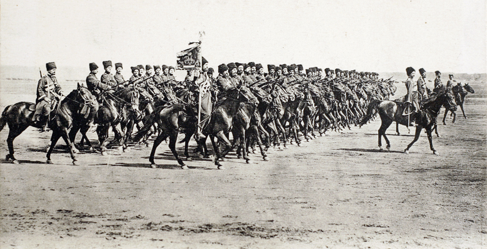 Imagine cu o carte poştală, eliberată de Muzeul Primului Război Mondial - Historial de Péronne, ce arată trupe ruso-cazace în timpul campaniei din cadrul Primului Război Mondial, în 1914.
