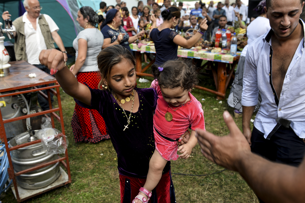 O fată de etnie romă dansează în timpul reuniunii anuale a romilor cu ocazia sărbătorii Naşterii Maicii Domnului, în Costeşti, Vâlcea, luni, 8 septembrie 2014.