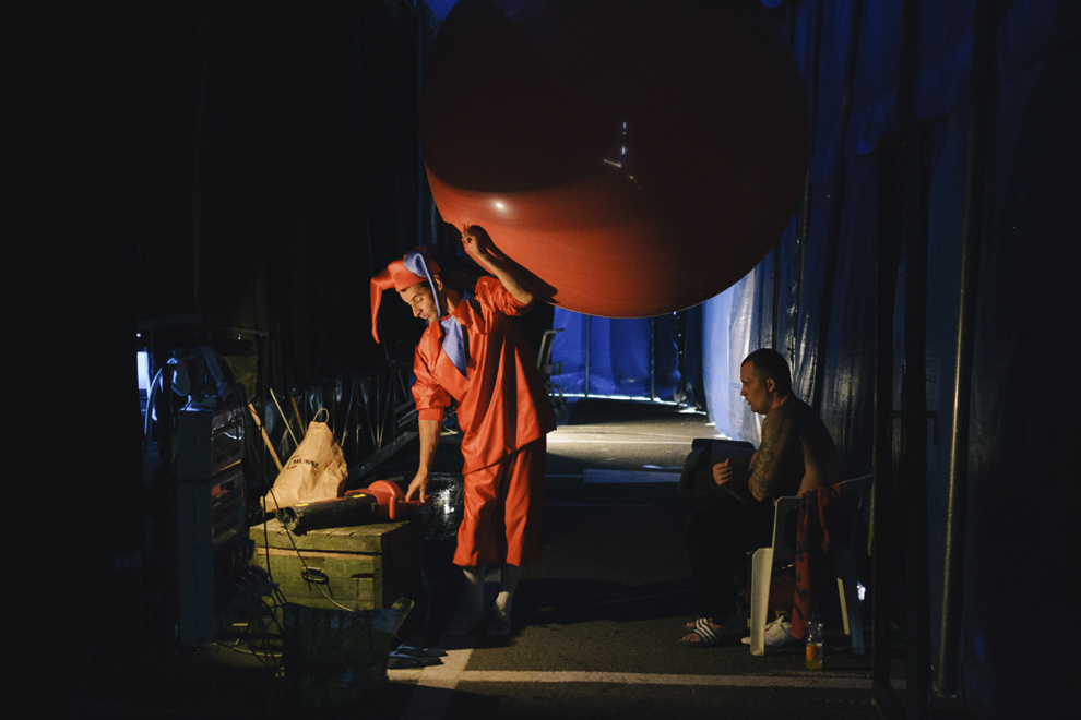 Dani, "Omul balon",  se pregăteşte să intre pe scenă, în cadrul spectacolului oferit de circul Acquatico Bellucci, în Arad, duminică, 26 octombrie 2014.