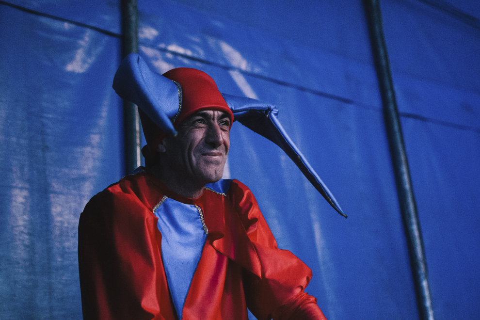 Un arlechin poate fi văzut, în timpul spectacolului oferit de circul Acquatico Bellucci, în Arad, vineri, 24 octombrie 2014.