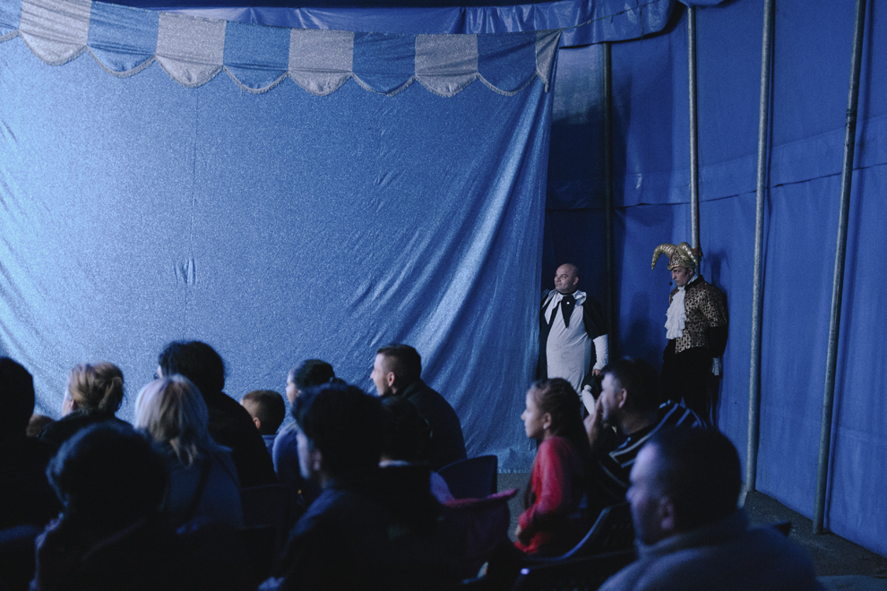 Persoane asistă la spectacolul oferit de circul Acquatico Bellucci, în Arad, duminică, 26 octombrie 2014.