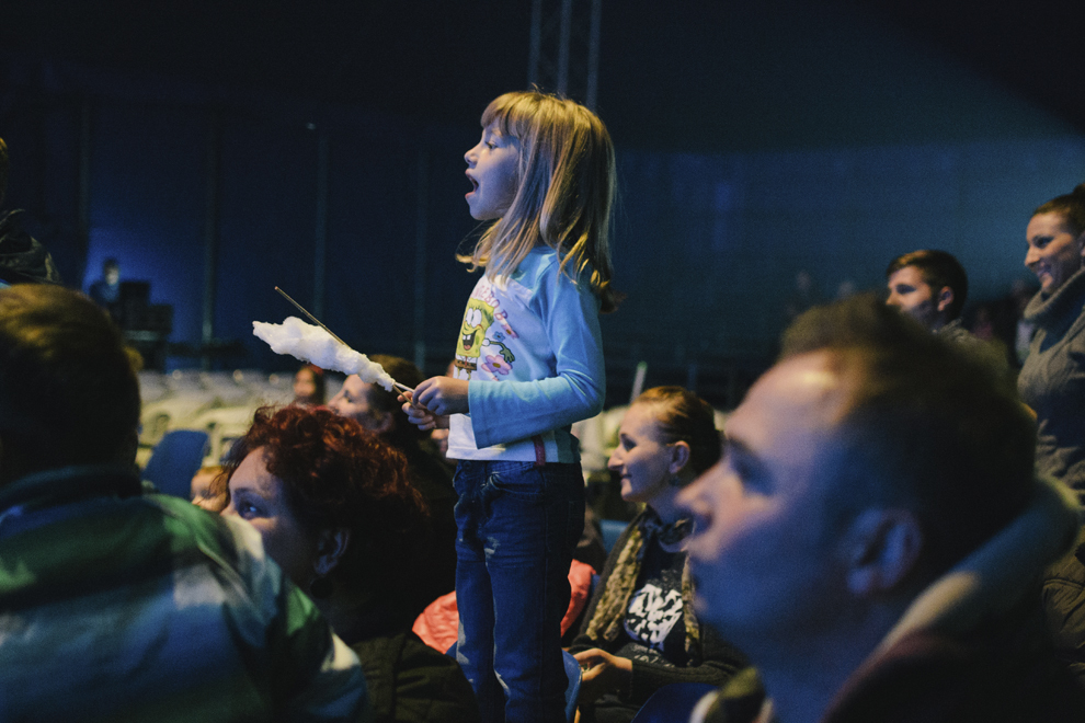 O fetiţă urmăreşte spectacolul oferit de circul Acquatico Bellucci, în Arad, miercuri, 22 octombrie 2014.