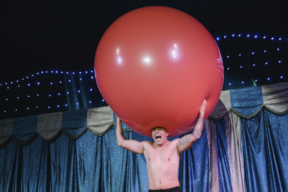 Dani, "Omul balon",  execută un exerciţiu, în cadrul spectacolului oferit de circul Acquatico Bellucci, în Arad, vineri, 24 octombrie 2014. 
