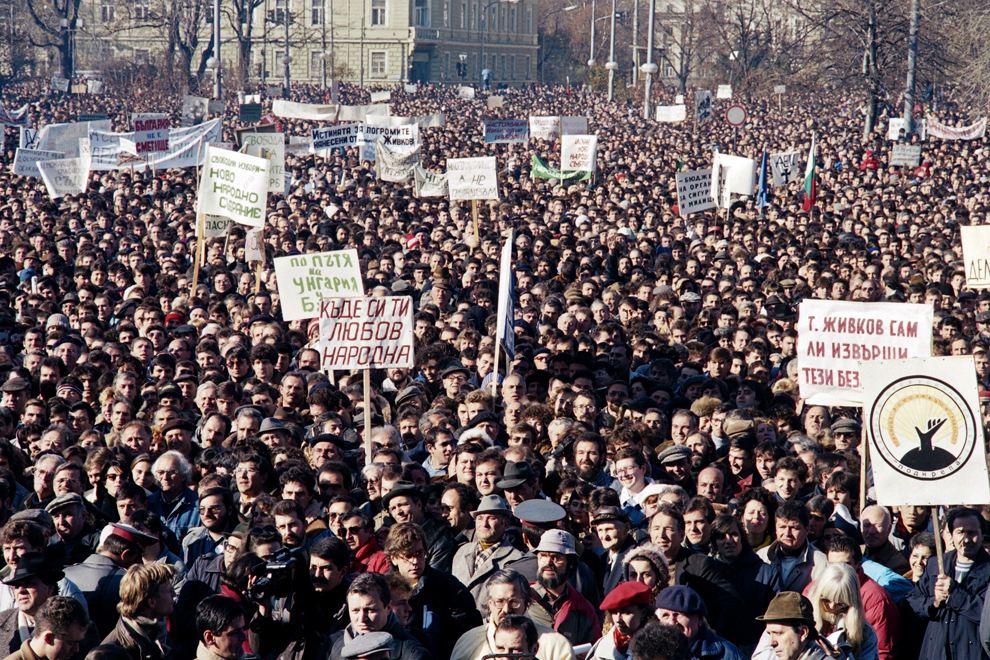 Aproximativ 50000 de oameni protestează în piaţa Alexander Nevski din faţa catedralei Nevski, în Sofia, cerând schimbarea regimului şi alegeri libere, sâmbătă, 18 noiembrie 1989.