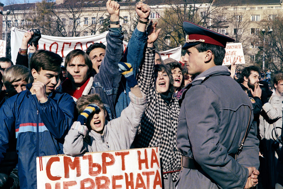 Aproximativ 50000 de oameni protestează în Piaţa Alexander Nevski din faţa catedralei Nevski, în Sofia, cerând schimbarea regimului şi alegeri libere, sâmbătă, 18 noiembrie 1989.