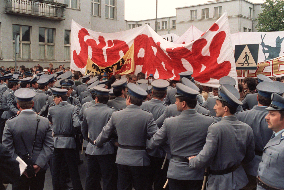 Politişti polonezi blochează protestul membrilor sindicatului Solidaritatea, vineri, 12 iunie 1987, în oraşul Zaspa, Polonia.