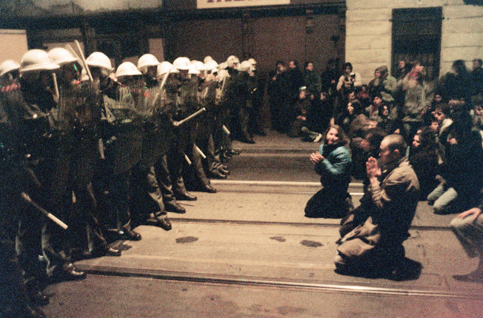 Sute de studenţi cehoslovaci îngenunchează în faţa forţelor de ordine, luni, 19 noiembrie 1989, în centrul oraşului.