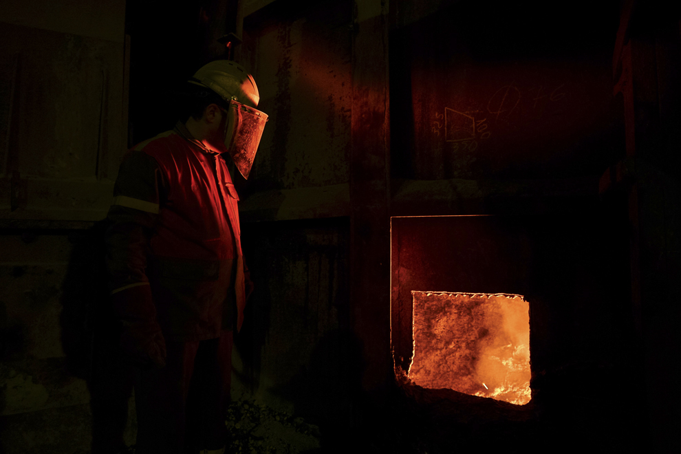 Un angajat al combinatul siderurgic ArcelorMittal (fostul Sidex) supraveghează un cazan de topitorie, în Galaţi, joi 16 ianuarie 2014. În combinatul siderugic ArcelorMitall se află în uz doar furnalul numărul 5, combinatul recurgând inclusiv la topirea unor elemente din fostele hale de producţie, acum neoperaţionale.