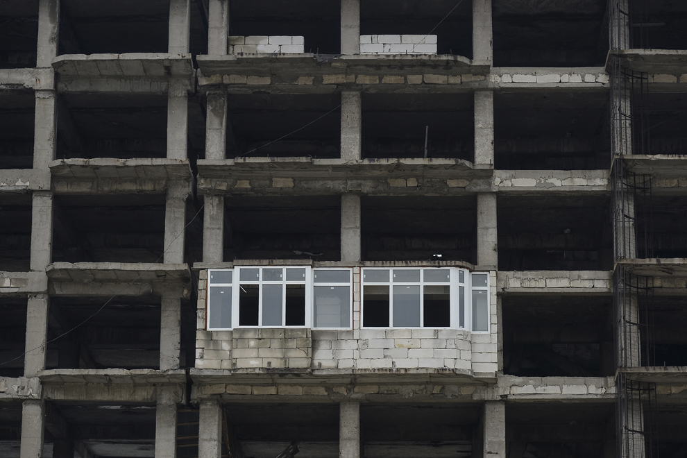Un apartament parţial finalizat stă între etajele goale ale unui bloc de locuinţe nefinalizat, în Giurgiu, 3 noiembrie 2013. Odată cu desfiinţarea zonei libere şi închiderea mai multor fabrici, oraşul Giurgiu, port la Dunăre, a resimţit un declin demografic şi economic constant.