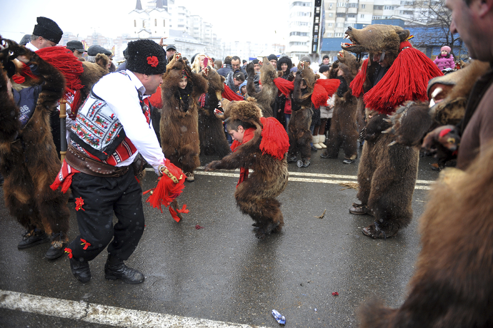 Persoane participă la Festivalul tradiţiilor şi obiceiurilor, în Bacău, sâmbătă, 27 decembrie 2014.