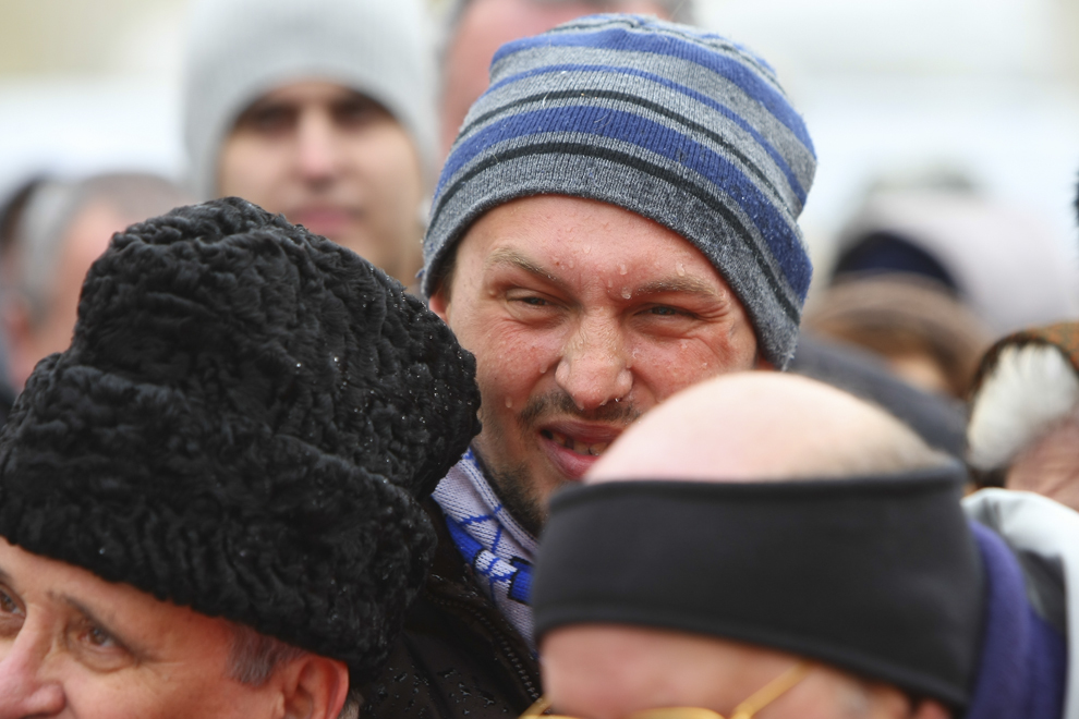 Stropi de agheasmă mare pot fi văzuţi pe faţa unui bărbat, cu prilejul sărbătorii de Bobotează (Botezul Domnului), la Catedrala Patriarhală din Bucuresti, marţi, 6 ianuarie 2015.