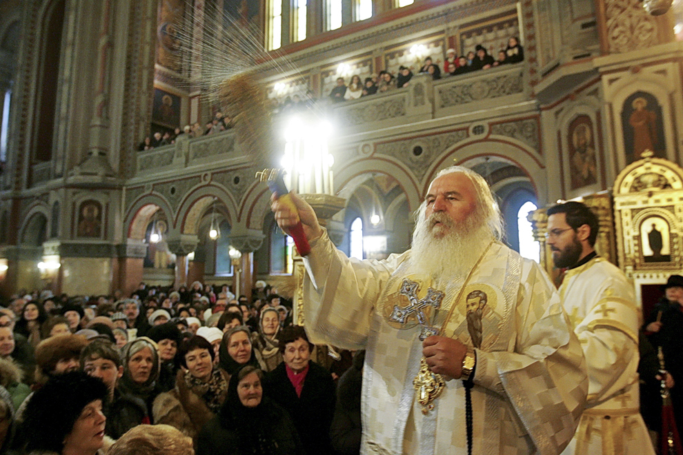 IPS Ioan Selejan, noul Mitropolit al Banatului, sfinţeşte Aghiasma Mare, pe care o împarte credincioşilor cu ocazia Bobotezei, la catedrala Mitropolitană din Timişoara, marţi, 6 ianuarie 2015.
