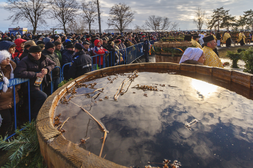 Butoaie cu apă sunt sfinţite de IPS Casian, arhiepiscopul ”Dunării de Jos”, alături de un sobor de preoţi, cu prilejul sărbătorii de Bobotează (Botezul Domnului), la Galaţi, marţi, 6 ianuarie 2015. Aproximativ 1.500 de persoane au participat, pe faleza Dunării din Galaţi, la manifestările religioase prilejuite de Bobotează, care au culminat cu aruncarea crucii din lemn în apele reci ale fluviului.
