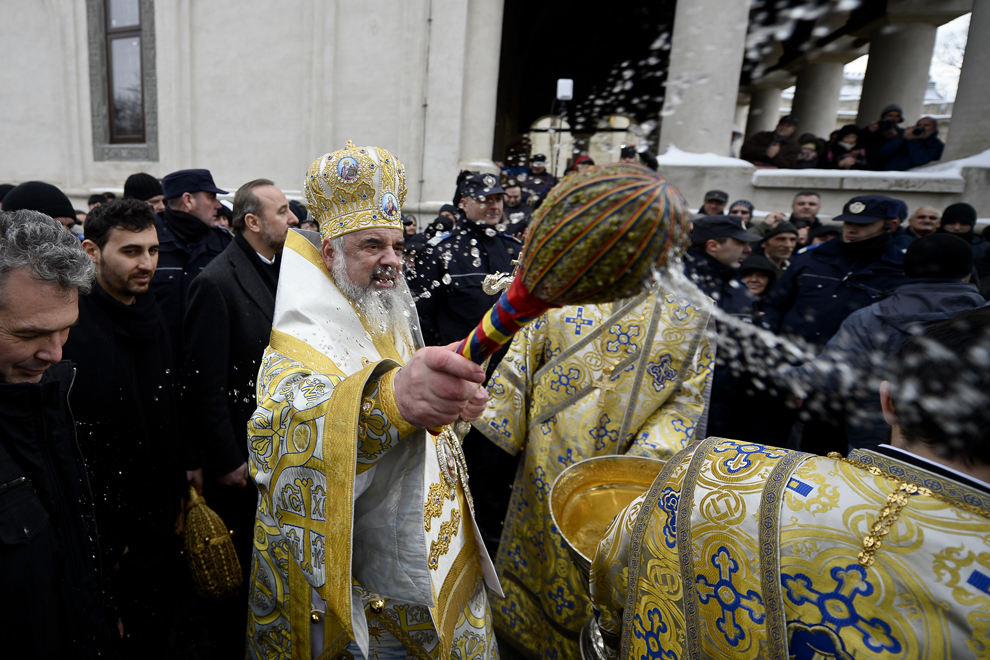 Preafericitul Parinte Daniel stropeşte mulţimea cu aghiasmă, în timpul slujbei de Bobotează (Botezul Domnului), la Catedrala Patriarhală din Bucureşti, marţi, 6 ianuarie 2015.