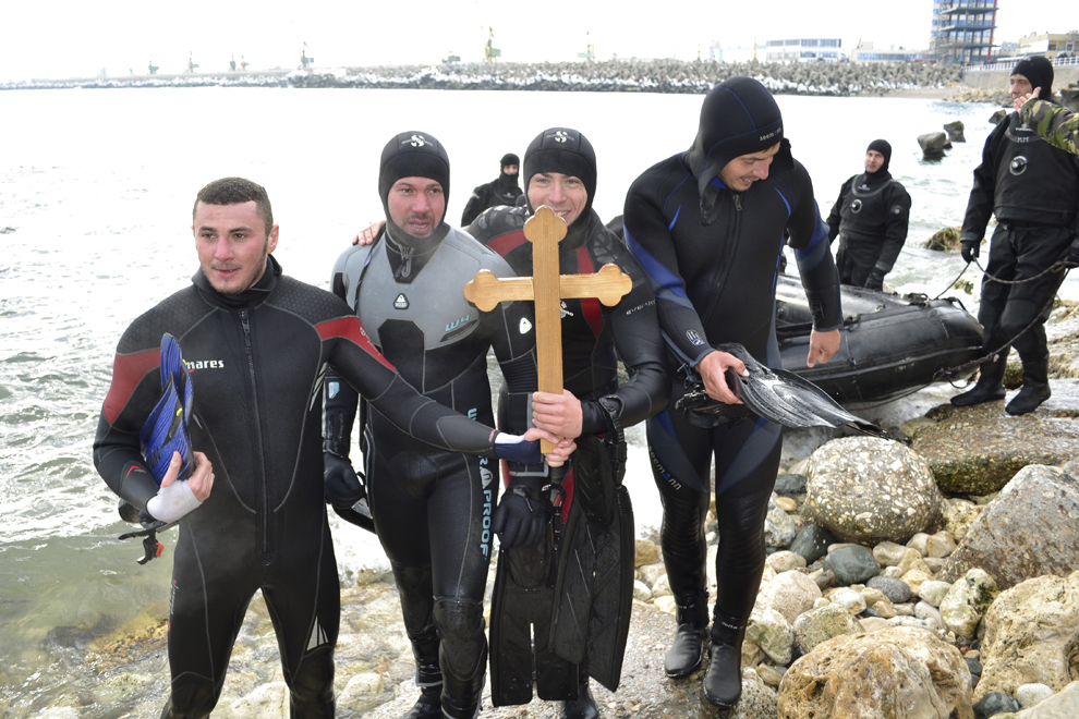 Un grup de tineri aduce pe mal o cruce, care a fost aruncată în Marea Neagră, cu ocazia sărbătorii Botezului Domnului (Boboteaza), în Constanta, marţi, 6 ianuarie 2015.